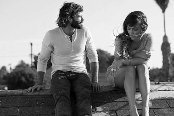 QUEENSCLIFF ANNOUNCE ANGUS & JULIA STONE